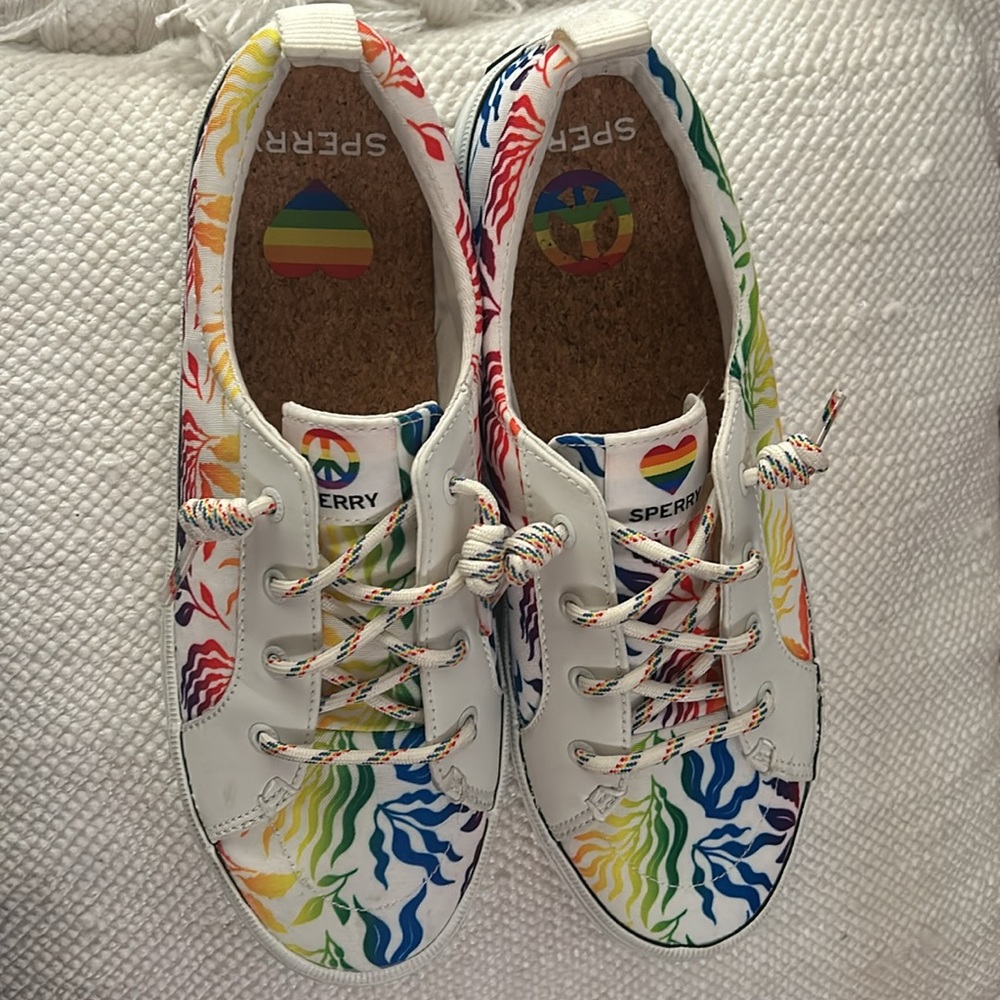 Limited edition Sperry Crest Vibe PRIDE multicolor/rainbow sneakers w/laces